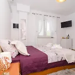 Apartment & Room Lady O